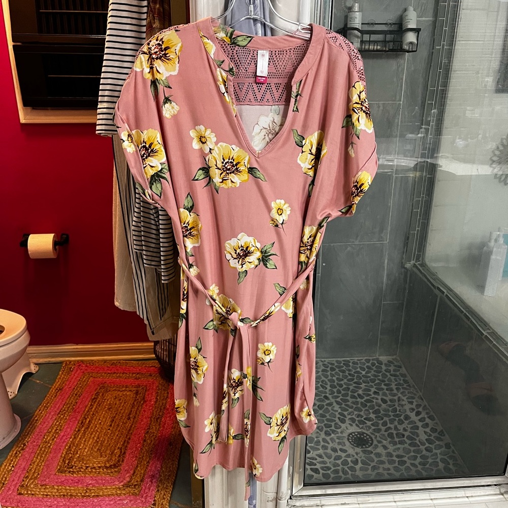 Cute pink dress. Never worn.  Soft material xxl